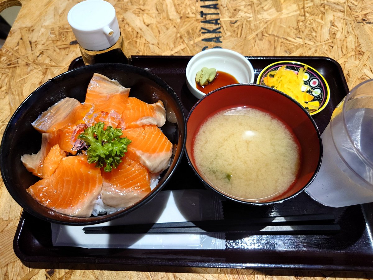 maguroUMEe's tweet photo. サーモンも食べます https://t.co/xjLrDSPyPM