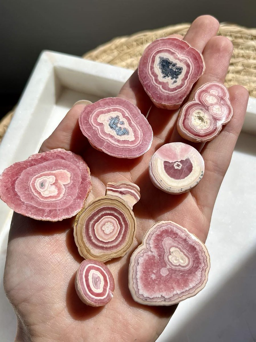 KAF_KellyAF's tweet photo. WOW. Seeing these makes me want to try painting #geodes again. Geodes are always gorgeous and unique but these Rhodochrosite stalactites are incredible!!
#artist https://t.co/SXJBwNdJGI
