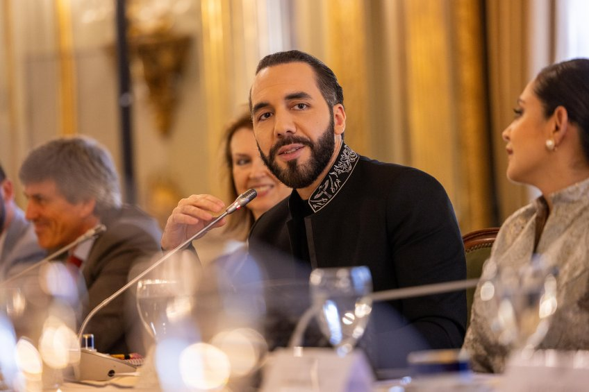 #Nacionales | Prensa internacional destaca que el Presidente <a href="/nayibbukele/">Nayib Bukele</a> ha desmentido a las autoridades mexicanas sobre una avioneta interceptada con droga en el país azteca. 🇸🇻⚠️🇲🇽

➡️ Reuters: reuters.com/world/americas…

➡️ Aristegui Noticias: aristeguinoticias.com/0907/mexico/bu…

➡️