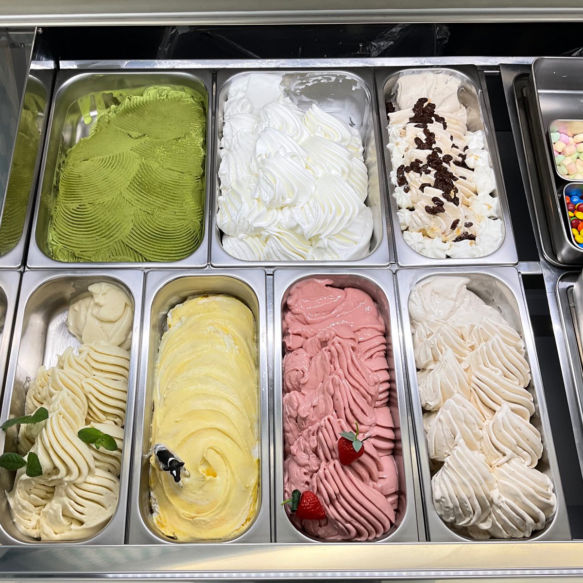 queensgelato7's tweet photo. クイーンズジェラートではワンサイズで500円味は1〜3種選べます。豊富なトッピングも沢山あります🌈 手作り焼き菓子やパイ、キラキラの店舗にぜひ!📷https://t.co/D50EGVxHRy  通販 https://t.co/ljB1AXoaxV #クイーンズジェラート #ジェラート #queensgelato #庄原 #トッピング #かき氷 https://t.co/dXMdjnWZ4J