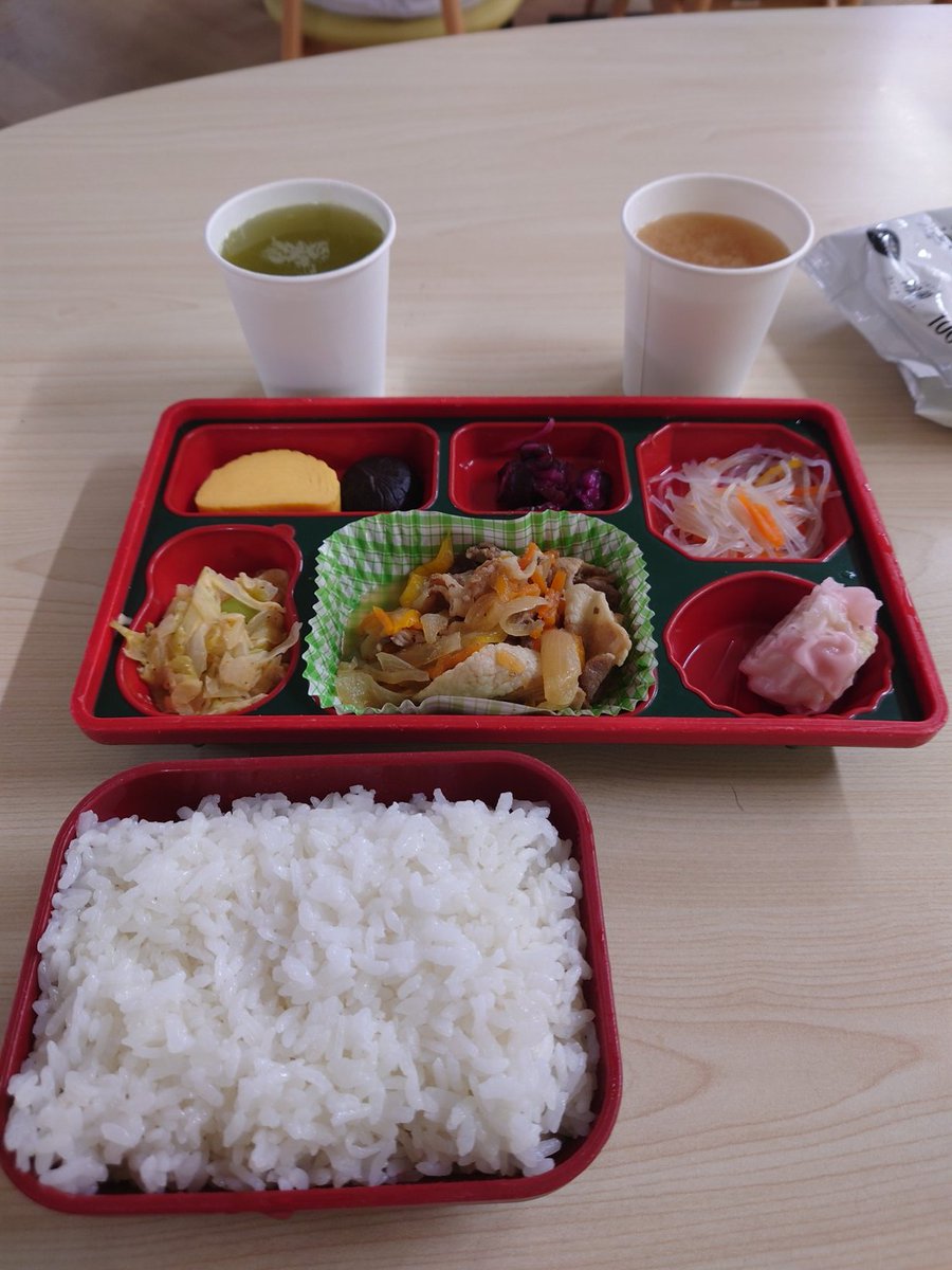 久しぶりですね(´；ω；｀)

本日のいわきゅうは
塩豚丼共食い（笑）

デザートはひっくりかえったシュウマイ

あちい