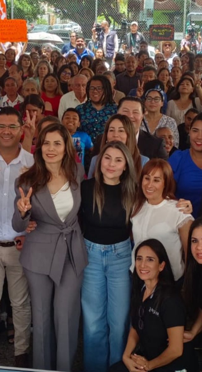 FabiolaCuan's tweet photo. Está mañana acompañe a la Presidenta @verodelgadillog a presentar los programas de apoyo a emprendedoras !! 

Programas:

HECHO POR TAPATÍAS

JUNTAS CRECEMOS

CORAZONES EN ACCIÓN

CUIDAMOS TU NEGOCIO

MERCADOS CORAZÓN

#GDLTeCuida 💕 https://t.co/tLCT6fvsm2