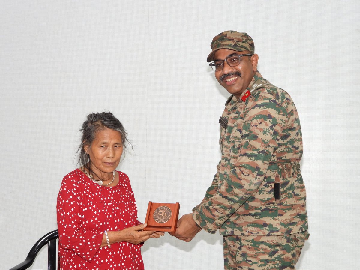 Spearcorps's tweet photo. #SpearCorps  proudly felicitated Padma Shri Yanung Jamoh Lego at Sigar Military Station for her exceptional contributions to #Ayurveda. A true embodiment of India’s rich traditional wisdom and healing legacy. Popularly known as 𝗔𝗿𝘂𝗻𝗮𝗰𝗵𝗮𝗹 𝗛𝗲𝗿𝗯𝗮𝗹 𝗟𝗮𝗱𝘆 she delivered a talk on healing powers of Ayurveda and educated troops about a healthy lifestyle 🇮🇳

#SpearCorps के Sigar Military Station ने पद्मश्री यानुंग जामोह लेगो को उनके आयुर्वेद में असाधारण योगदान के लिए  गौरवान्वित किया।

पद्मश्री यानुंग जामोह लेगो भारत के समृद्ध पारंपरिक ज्ञान और चिकित्सा विरासत की सच्ची प्रतिमूर्ति हैं। "𝗔𝗿𝘂𝗻𝗮𝗰𝗵𝗮𝗹 𝗛𝗲𝗿𝗯𝗮𝗹 𝗟𝗮𝗱𝘆 " के नाम से भी प्रसिद्ध, उन्होंने आयुर्वेद की उपचारात्मक शक्तियों पर एक व्याख्यान दिया और सैनिकों को स्वस्थ जीवनशैली के बारे में शिक्षित किया।🇮🇳

#PadmaShri 
#Ayurveda
#NationFirst

@adgpi
@easterncomd
 
Facebook - https://t.co/Zu7XfGdkj8

Instagram - https://t.co/6WeFOhjpka