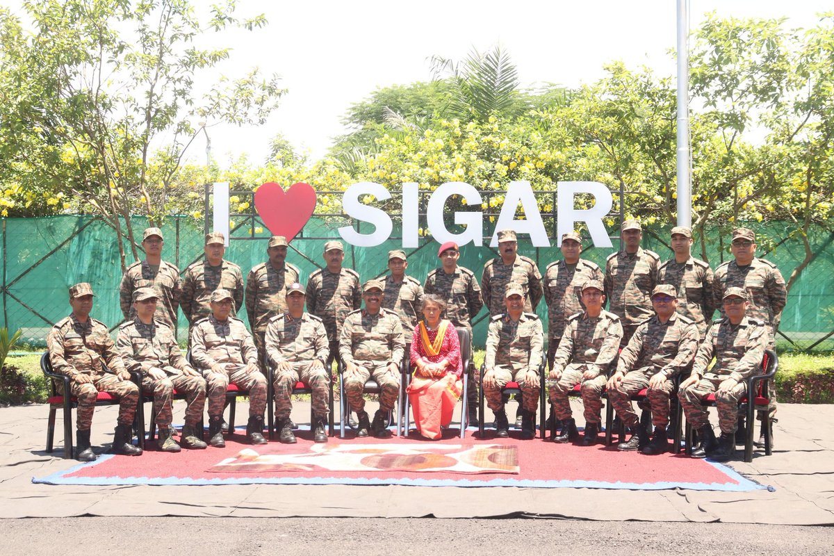 Spearcorps's tweet photo. #SpearCorps  proudly felicitated Padma Shri Yanung Jamoh Lego at Sigar Military Station for her exceptional contributions to #Ayurveda. A true embodiment of India’s rich traditional wisdom and healing legacy. Popularly known as 𝗔𝗿𝘂𝗻𝗮𝗰𝗵𝗮𝗹 𝗛𝗲𝗿𝗯𝗮𝗹 𝗟𝗮𝗱𝘆 she delivered a talk on healing powers of Ayurveda and educated troops about a healthy lifestyle 🇮🇳

#SpearCorps के Sigar Military Station ने पद्मश्री यानुंग जामोह लेगो को उनके आयुर्वेद में असाधारण योगदान के लिए  गौरवान्वित किया।

पद्मश्री यानुंग जामोह लेगो भारत के समृद्ध पारंपरिक ज्ञान और चिकित्सा विरासत की सच्ची प्रतिमूर्ति हैं। "𝗔𝗿𝘂𝗻𝗮𝗰𝗵𝗮𝗹 𝗛𝗲𝗿𝗯𝗮𝗹 𝗟𝗮𝗱𝘆 " के नाम से भी प्रसिद्ध, उन्होंने आयुर्वेद की उपचारात्मक शक्तियों पर एक व्याख्यान दिया और सैनिकों को स्वस्थ जीवनशैली के बारे में शिक्षित किया।🇮🇳

#PadmaShri 
#Ayurveda
#NationFirst

@adgpi
@easterncomd
 
Facebook - https://t.co/Zu7XfGdkj8

Instagram - https://t.co/6WeFOhjpka