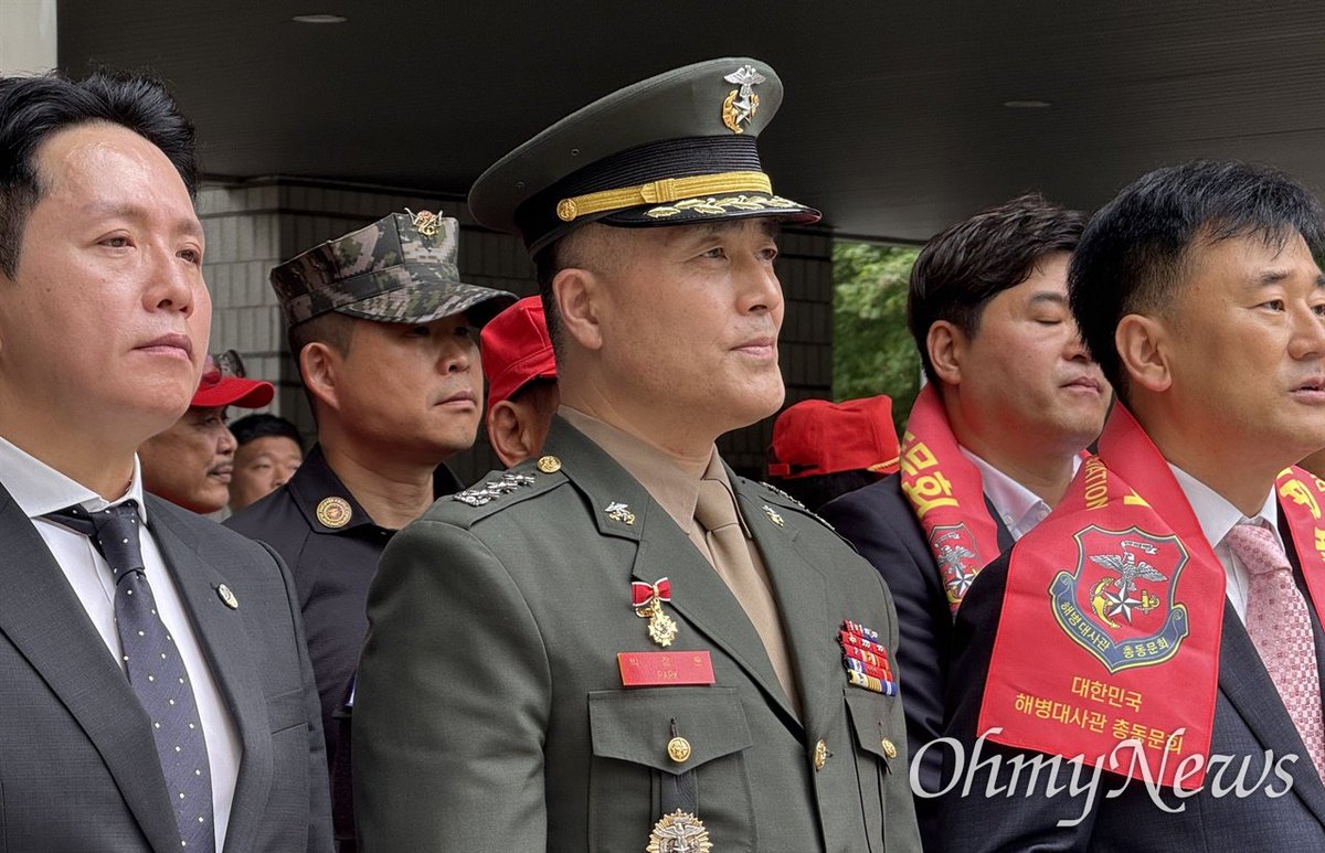 "1년 전에 이런 날이 올까 싶었는데 왔다"
박정훈 대령 무죄 확정… 예비역 해병들·변호인단·군인권센터 "이제 시작...채 해병 순직 진상규명 힘써야"

[군인권센터] "항명 무죄 곧 외압 유죄, 윤석열과 부역자들 피고인석으로 보내야" 

군인권센터는 이날 오전 입장문을 내고 "오늘의 항소 취소와
