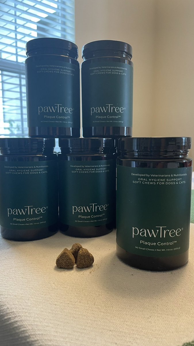 product_mom's tweet image. Just one tasty chew a day from @pawtree Plaque Control chews are designed to support dental health, freshen breath and reduce plaque and tarter build up.
Fighting my dog’s stinky breath and tarter build up has never been easier 
#pawtree #petdentalheath #petcaretips