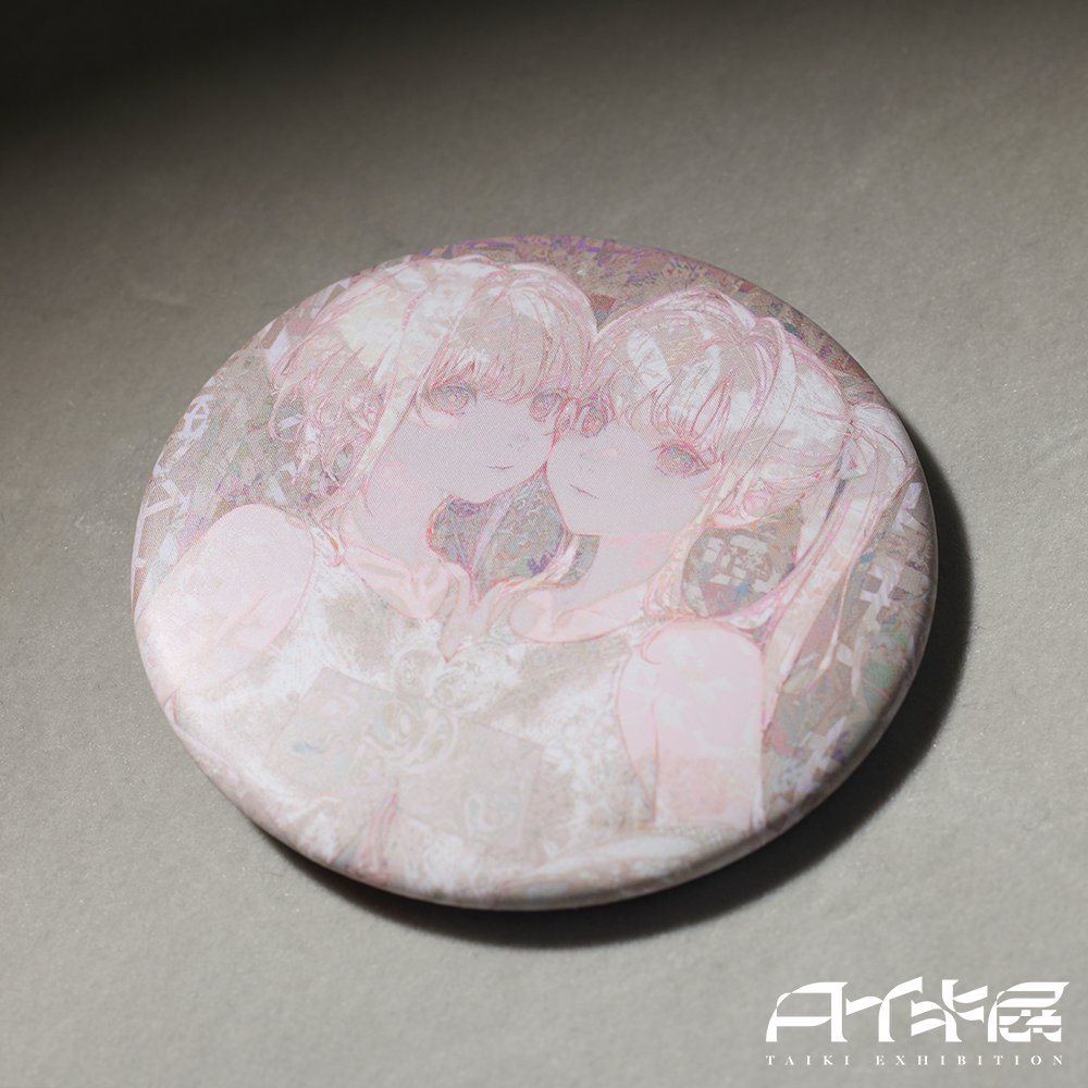 ┈┈┈┈┈┈┈┈┈
　事後通販受付中
┈┈┈┈┈┈┈┈┈
『缶バッジ』全2種

▼購入はこちらから
sss-by-applibot.booth.pm/item_lists/n6R…

マットな質感がイラストにぴったりとマッチしています。
飾ってもお楽しみいただけます。

#タイキ展 #taiki_exhibition