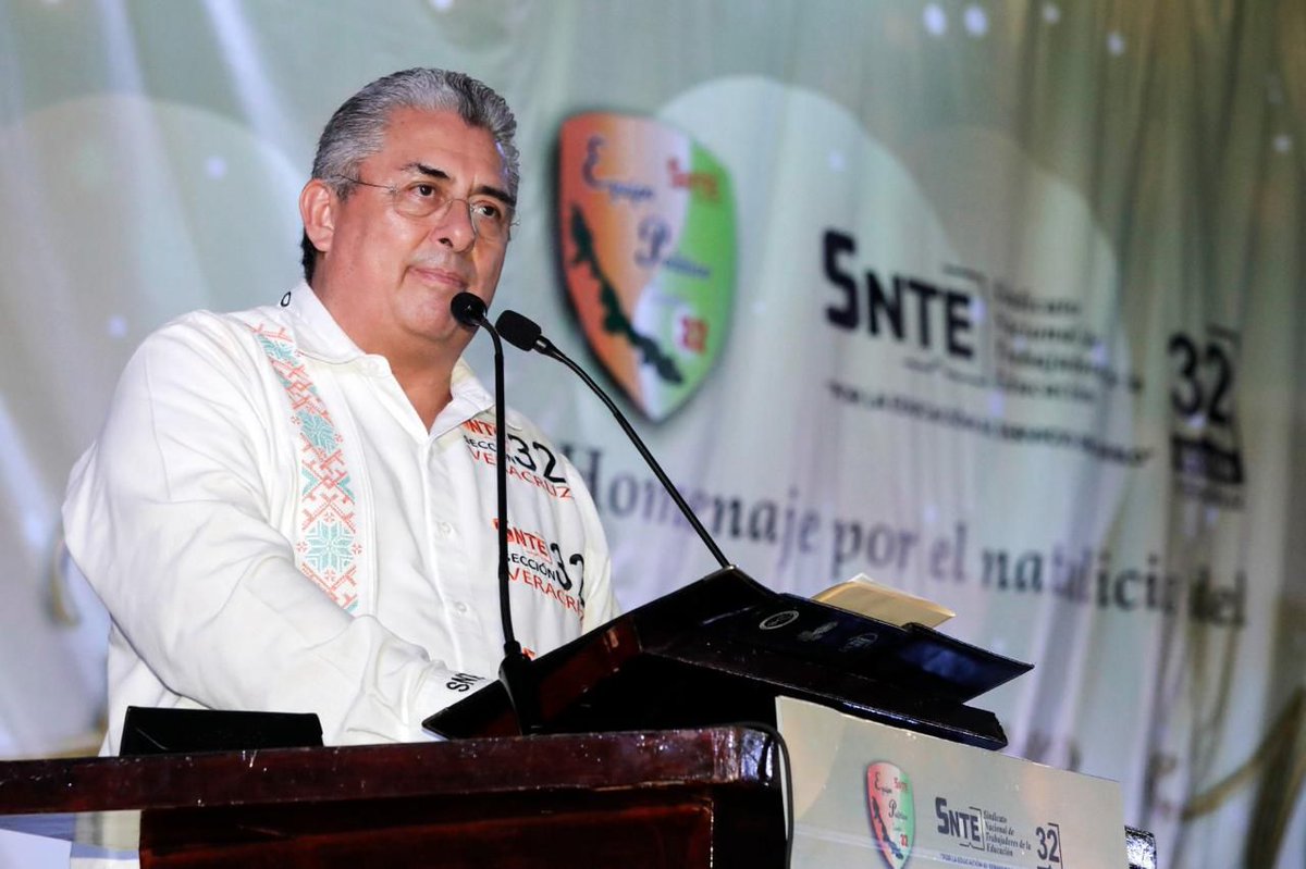 El #SNTE no claudicará en su lucha por mejores pensiones para quienes se jubilen, afirmó el Srio. Gral., Mtro. Alfonso Cepeda, durante el homenaje al Prof. Juan Nicolás Callejas Arroyo, quien fue líder de <a href="/snteseccion32/">SNTE SECCIÓN 32</a> en #Veracruz. Al evento asistió la gobernadora <a href="/rocionahle/">Rocío Nahle</a>.