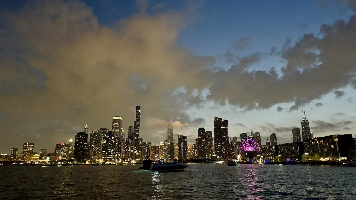 MadiHilly's tweet image. I 🩵 Chicago summer