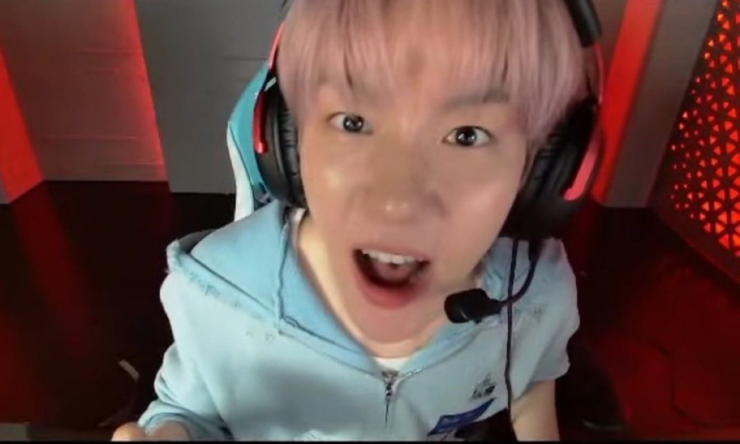 fourbaekpearl's tweet photo. HE IS A REALLY PUPPY 🐶 https://t.co/tknDgNSzh0