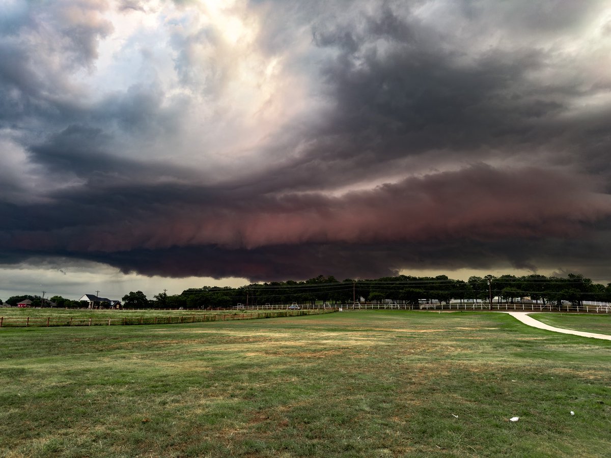 scr0sX's tweet image. Another July evening in North Texas. I’m not sure I’ve ever seen such a polite summer here. Never been surrounded 360° by photogenic storms like this (each photo is a completely different storm)
Only a matter of time before the gates of hell open.
