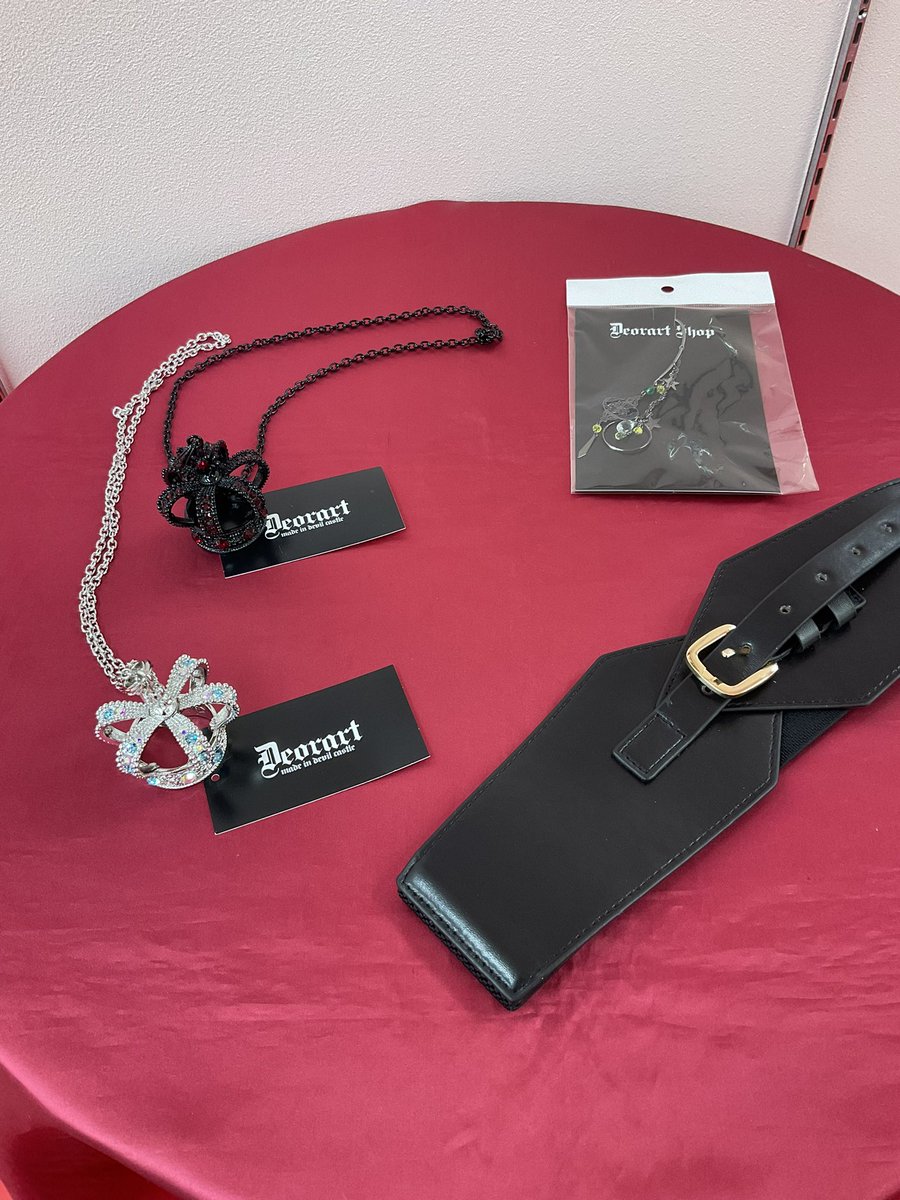 ◆Deorart◆
商品入荷❣️

オーバーサイズプリントTシャツ🐈‍⬛
黒×赤、シルバー×青のカラーがかっこいいビッグクラウンネックレス👑

お取置き、店舗通販🆗
お気軽にお問い合わせくださいませ🌟