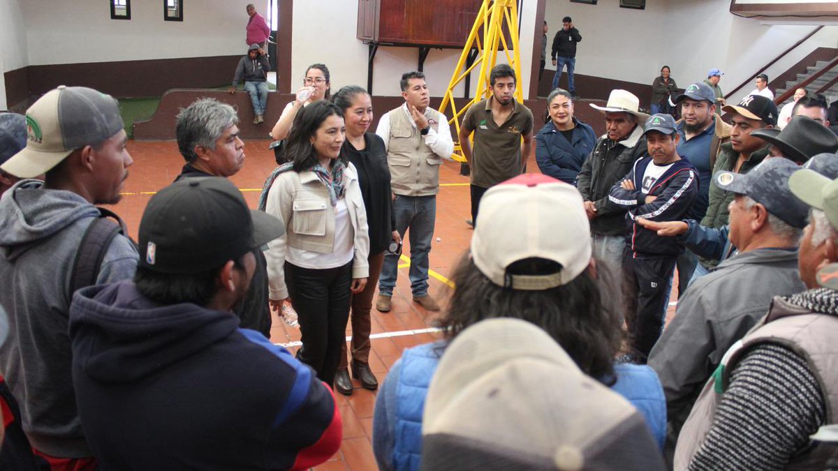 vianeygarciar_'s tweet photo. Hoy estuvimos todo el día en territorio, ahora nos tocó de este lado del volcán, San Juan Tetla y Huejotzingo, aquí también trajimos asamblea de Obra Comunitaria.

Gracias al gobernador @armentapuebla_ este programa está llegando al distrito y a todo el estado.

#ElPowerSigue 💪🏽 https://t.co/YICoNb8smT