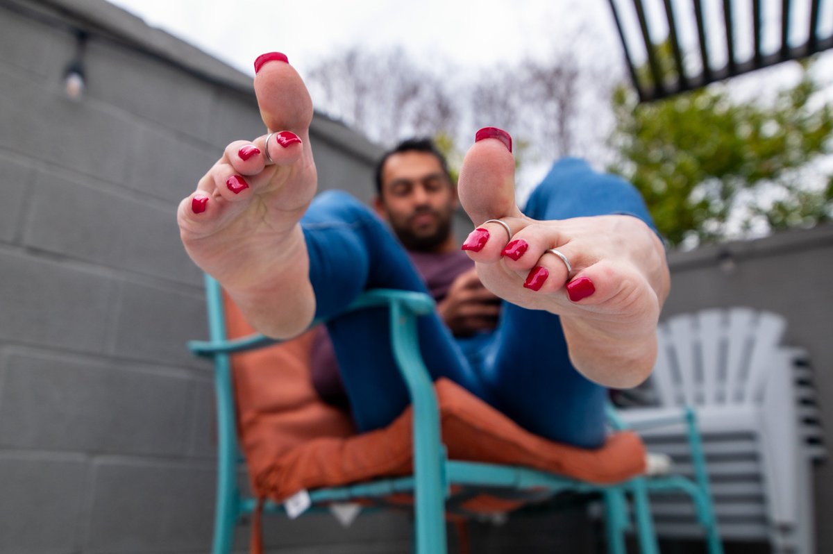 BrylinBloomFeet's tweet photo. Cloudy day but so much color!
#redtoenails #longtoenails #soles #archedfeet #bestfeet https://t.co/qBwTmxg1Iw