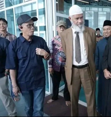 Saat negara ini mengizinkan Zakar Naik masuk, di mana dilarang di negara2 lain termasuk Malaysia, negara ini gagal tunjukkan bhw paham Islam radikalisme memang tdk pernah dibasmi, tapi didukung baik

Semua presiden takut disebut anti-Islam demi pencitraan politik

#IndonesiaBodoh