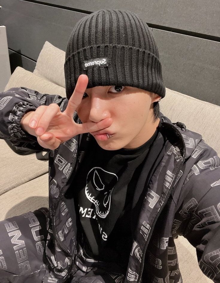 97Jungukk's tweet photo. 내 새 노래 준비됐어? https://t.co/DKN4ByFj8X