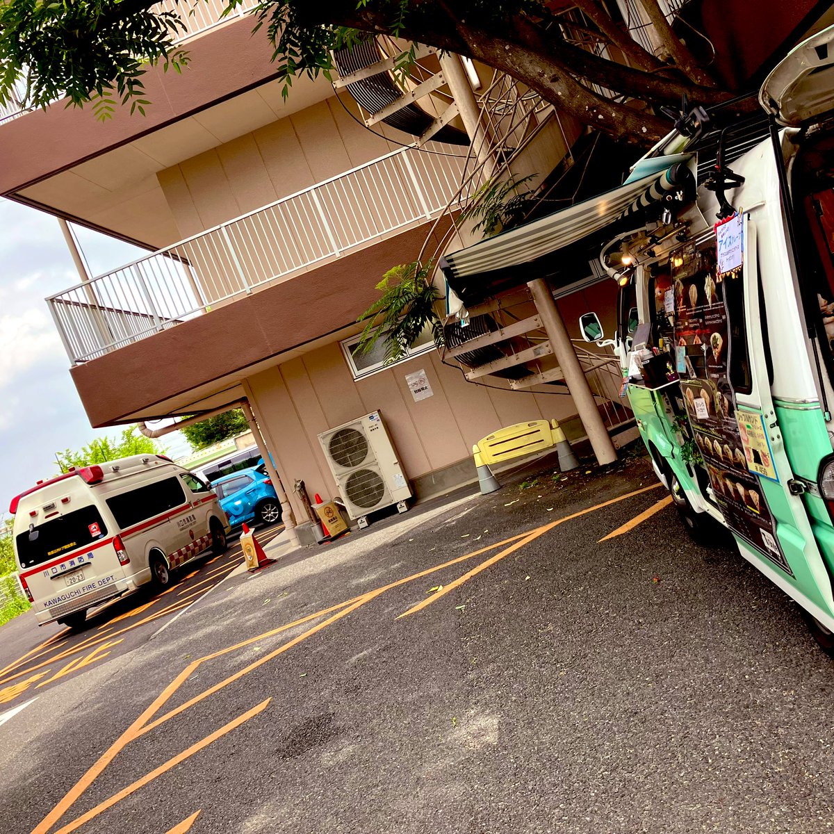 mobile_papa's tweet photo. 隔週木曜日の川口さくら病院　看護介護保育のスタッフさんへのお疲れ　#糖分補給隊　#くる食　活動^_^
今日は救急車🚑の出入りが激しい---熱中症警戒アラート出っ放しの昨今、#キッチンカーズ　の皆様！身を守るの優先ですよ！　#ザッカフェ https://t.co/G3Nf9lDtbB