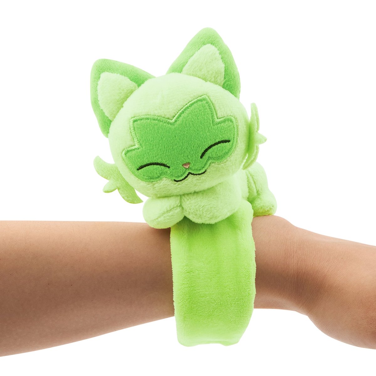 pokexperto's tweet photo. Nuevas imágenes del peluche correa de Sprigatito a la venta en Centros Pokémon de Japón https://t.co/vRsVJ1xYE2