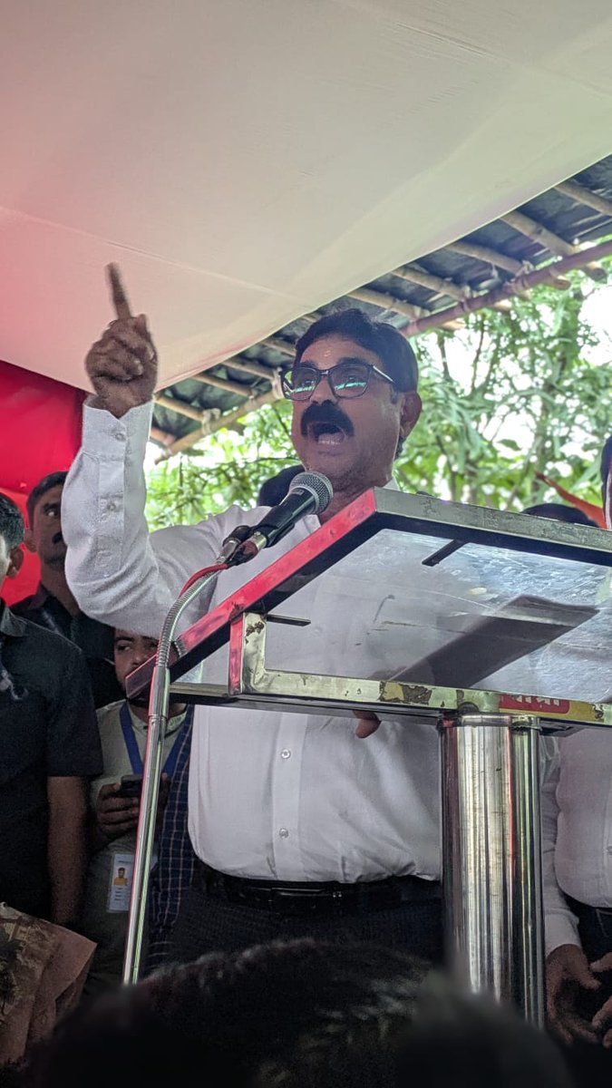 काल मुंबई येथील आझाद मैदानात "गिरणी कामगार संयुक्त लढा समिती" द्वारा आयोजित इशारा सभेत महाराष्ट्र नवनिर्माण सेनेचे प्रतिनिधी म्हणून सन्मानीय श्री राजसाहेब ठाकरे ह्यांच्या आदेशानुसार मनसे नेता श्री बाळा नांदगावकर साहेब तथा प्रदेश उपाध्यक्ष श्री यशवंत किल्लेदार व मनसे कार्यकर्ते