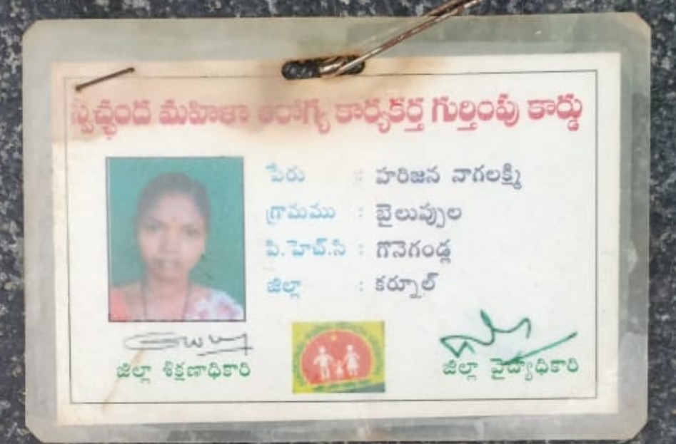 HBalakrishna58's tweet photo. పరామర్శలు పార్టీ నేతలకేనా?
జెండాలు మోసిన కార్యకర్తలకి మిగిలేది కన్నీళ్లేనా..?
తల్లిదండ్రుల చావులేనా..?

గౌరవనీయులైన లోకేష్ అన్నగారికి హృదయపూర్వక నమస్కారాలు 🙏
మా అమ్మగారు కర్నూలు జిల్లా, గొనెగండ్ల మండలంలోని బైలుప్పల గ్రామంలో రూ.300 పేసల నుంచే ఆశ వర్కర్‌గా విధులు నిర్వర్తించారు. విధి వశాత్తూ డ్యూటీకి వెళ్తూ రోడ్డుప్రమాదంలో ప్రాణాలు కోల్పోయారు.
ఆ తరువాత మా తమ్ముడి భార్యకి ఆశ జాబ్ వచ్చిందని తల్చుకున్నాం. కానీ మా దురదృష్టం మన చేతులా... మా నాన్నగారు, మా కోడలు కూడా అనారోగ్యంతో ఈ లోకాన్ని వదిలారు. ఒక చిన్న పాపా ఒక్కటే మిగిలింది.
ఇప్పుడు ఆ పాపా, మా కుటుంబం అన్నీ అప్పుల బరువులో ఉన్నాయి. మనం సభ్యులమయ్యాం అనుకుంటే మాత్రం కాదుగా, కష్టాల్లో ఉన్న కార్యకర్తల్ని ఆదుకోవాల్సింది కాదు మరి?
వైద్యాధికారులు "తమ్ముడికి మళ్లీ పెళ్లి చేస్తే ఆశ జాబ్ ఇస్తాం" అన్నారు. అప్పులు చేసి పెళ్లి చేశాం. కానీ ఇప్పుడు ఆ అవకాశం కూడా ఊరిలో పోటీ ఎక్కువ అని కొట్టేశారు. ఎన్ని ప్రయత్నాలు చేసినా ఓటమే ఎదురవుతోంది.
ఒక్క ఆశ — మా అమ్మ చేసిన సేవకీ గుర్తింపు ఇస్తారని, ఆ జాబ్ మా ఫ్యామిలీకి తిరిగి ఇవ్వాలని 🙏

ఇది మాకో ఉద్యోగం కాదు సార్, మా కుటుంబానికి ఊపిరి.

మీ ఆదరణే మాకు ఆశ. దయచేసి స్పందించండి 🙏
#SaveTDPKaryakartaFamily
#JusticeForAshaWorker
#Kurnool
#Gonegandla