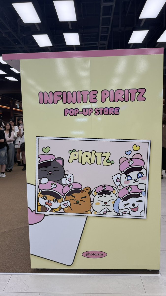 MS_6398's tweet photo. 現代ソウルB2のInfiniteのpop up shopは、やはりチケットが無いとはいれませんでした。本当に物販だけなので、入れなくてもショックは受けませんでした😆
しかもかなり売り切れの商品が多かったです。
#Infinite #Pritz https://t.co/9Bj26GC7h2