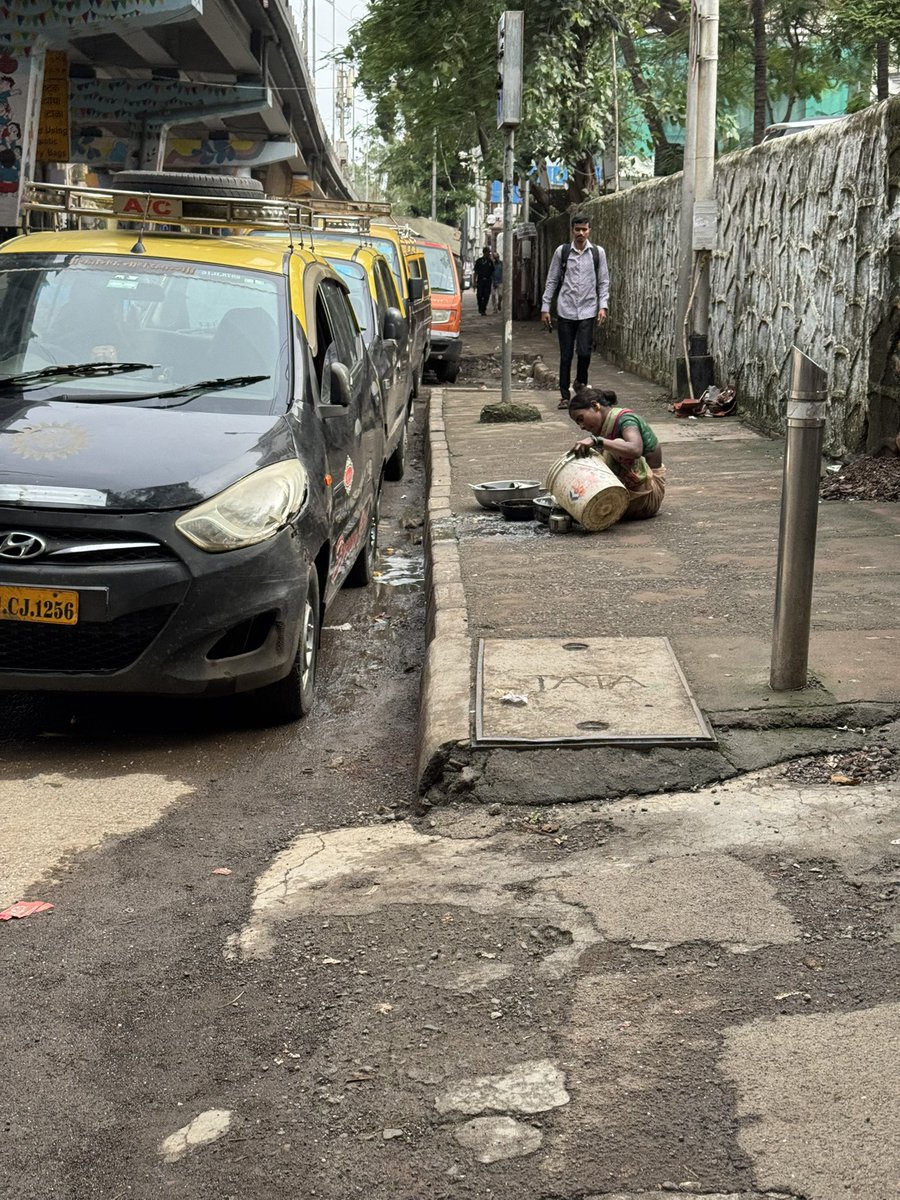 Condition of #lowerparel thanks to the inefficiency of <a href="/mybmcWardGS/">WARD GS BMC</a>. They are openly allowing people to take over the footpath, sort garbage, wash clothes and vessels, no garbage bin, stagnant water causing rise of dengue cases. <a href="/Dev_Fadnavis/">Devendra Fadnavis</a> <a href="/MPLodha/">Mangal Prabhat Lodha</a> pls help to clean up.