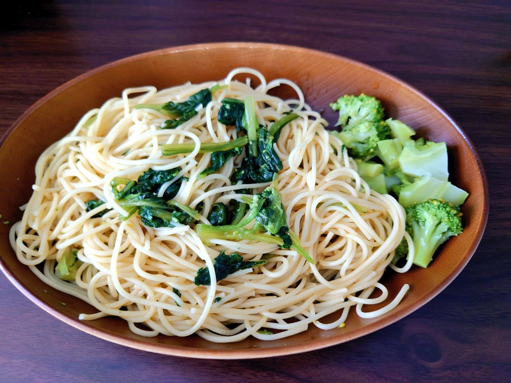 ogi_hamu's tweet image. 『腹ぺこあおむし』
業スーで買ったブロッコリーに腹ぺこあおむしが付いていることに気づかず冷凍保存してた
うだる暑さのなか冷たいベッドから放り出されたあおむしは仲間から少し遅れる形で息を吹き返した。元気に動き回ってる。写真は撮り忘れた…