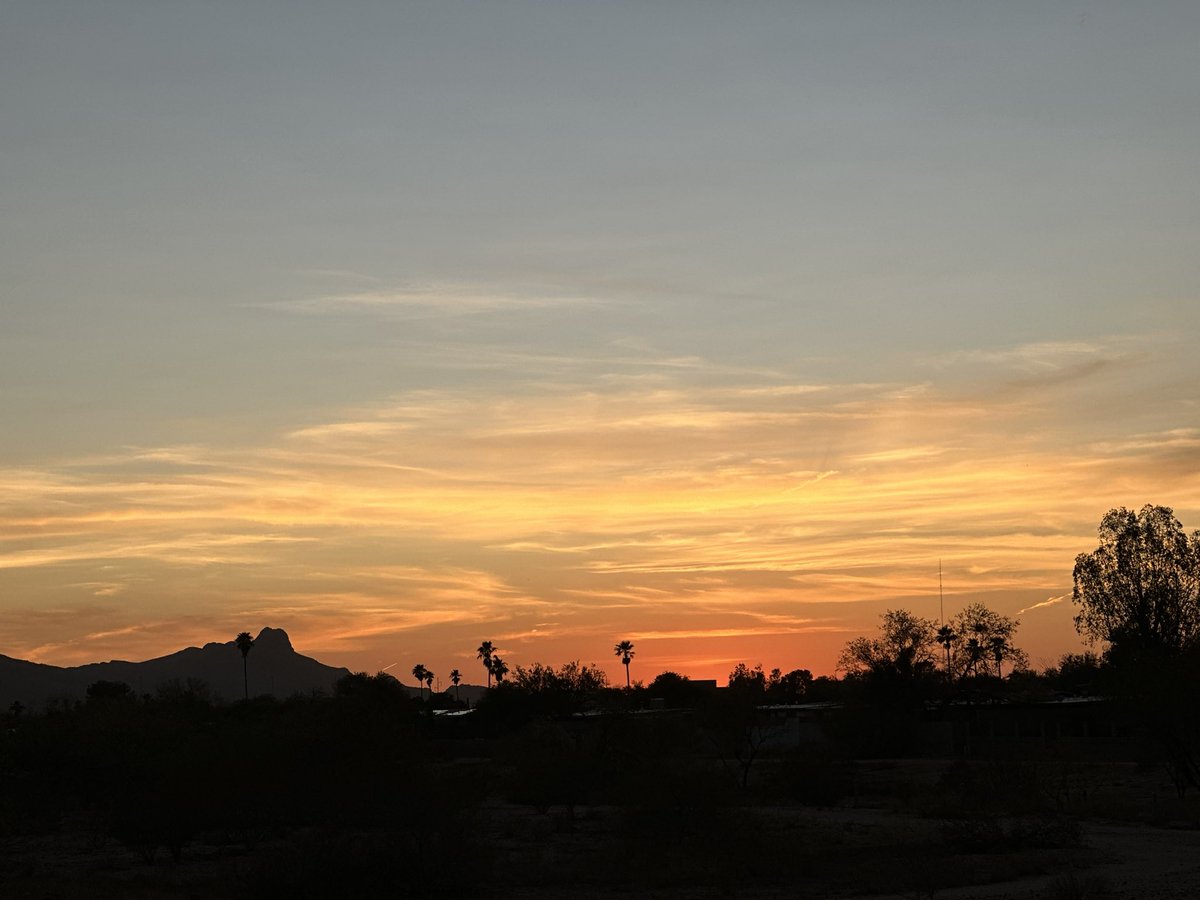 bikerbakerchic's tweet photo. Sunset, cotton candy clouds and the moon!! https://t.co/Jywv6Gege6