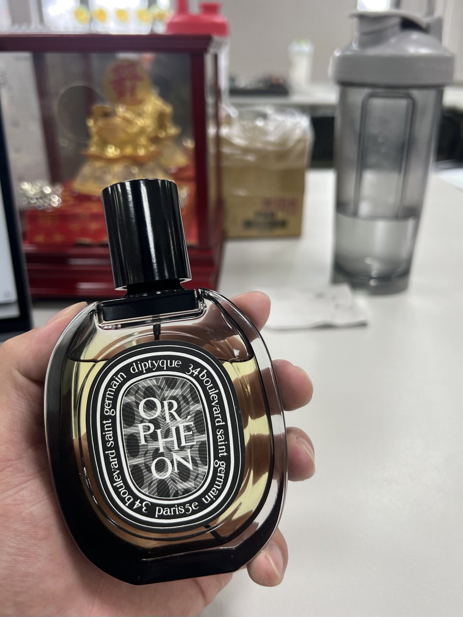 同事說她噴起來粉味太重不喜歡
就帶來公司給大家試香

我噴起來是純純的木質男

於是就被抖內了一支爵夢😍