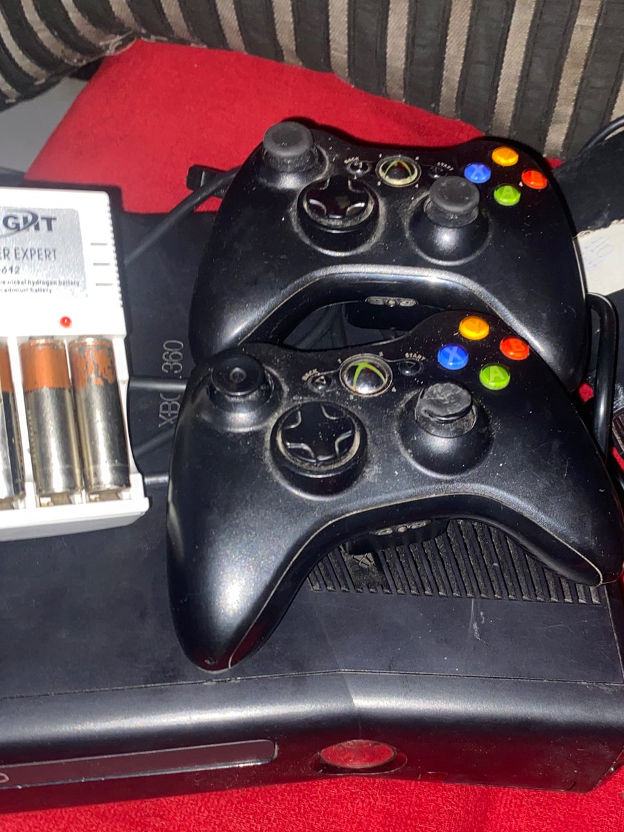 BorgesKemp's tweet photo. Rsrsrs. Agora vou baixar uns 70 jogos pra deixar em mídia digital, vender por 900, juntar 300 do meu bolso em um pc gamer da Pichau 

🤓 https://t.co/kPSVO3ZMX5
