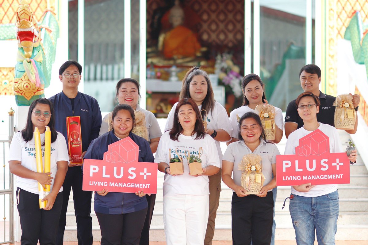 PlusPropertyTH's tweet photo. #BeautifulCommunity 🙏🏼✨ ร่วมสืบสานประเพณีงดงามในวันเข้าพรรษา กับกิจกรรมดีๆ ที่พลัสฯ ตั้งใจชวนลูกบ้านมาร่วมส่งต่อความสุข และความสงบใจใน Community ของเรา
ในช่วงเวลาแห่งบุญนี้ พลัสฯ ชวนลูกบ้านร่วมกิจกรรม ถวายสังฆทานและเทียนพรรษา ณ วัดกาหลง อ.บางบ่อ จ.สมุทรปราการ เพื่อร่วมรักษาขนบธรรมเนียมอันดีงามของพุทธศาสนา
🌿 พร้อมกันนั้น เรายังได้ร่วมกิจกรรม “เวียนต้นกล้า” ด้วยการนำ พันธุ์ผักสวนครัว มาร่วมเวียนและส่งต่อความอุดมสมบูรณ์นี้ให้กับ โรงเรียนวัดกาหลง
ลูกบ้านและทีมงานยังได้ร่วมมือกับน้องๆ นักเรียน
ในกิจกรรม ปลูกผักสวนครัวลงแปลงผักของโรงเรียน
เพื่อเป็นแหล่งอาหาร แหล่งเรียนรู้ และแรงบันดาลใจในการพึ่งพาตนเองในอนาคต
เพราะเราเชื่อว่า
🌱 “ความดีเล็กๆ เมื่อรวมกัน จะเติบโตงอกงามในหัวใจของทุกคน”
ขอบคุณลูกบ้านทุกท่านที่ร่วมแบ่งปันรอยยิ้มและแรงใจในกิจกรรมครั้งนี้ สุดท้ายขอขอบคุณชุมชนวัดกาหลงที่เปิดบ้านให้เราได้ร่วมสร้างสิ่งดีๆ ร่วมกัน
📍พลัส พร็อพเพอร์ตี้ ยังคงมุ่งมั่นดูแลไม่ใช่แค่เรื่องที่อยู่อาศัย แต่รวมถึง “จิตใจของชุมชน” อย่างแท้จริง
พลัสฯ ดูแลคุณไม่สิ้นสุด รู้จัก รู้ใจ ใส่ใจทุกการดูแล
#NeverEndingCare #ดูแลคุณไม่สิ้นสุด
#EveryMomentMatters
________________________________
𝙋𝙇𝙐𝙎 𝙇𝙞𝙫𝙞𝙣𝙜 𝙈𝙖𝙣𝙖𝙜𝙚𝙢𝙚𝙣𝙩
ผู้นำด้านบริหารนิติบุคคลคอนโด หมู่บ้าน
มาตรฐานสากล การันตีรางวัล
Best Property Management
📱 ปรึกษาเราตอนนี้ 02 688 7555
💬 คลิก https://t.co/m9zbF9zZ2X
#PlusProperty #PlusLivingManagement #PlusForYourLiving #นิติบุคคลคอนโด #นิติบุคคลอาคารชุด #นิติคอนโด #บริหารงานนิติบุคคล #นิติบุคคลหมู่บ้าน #วันเข้าพรรษา