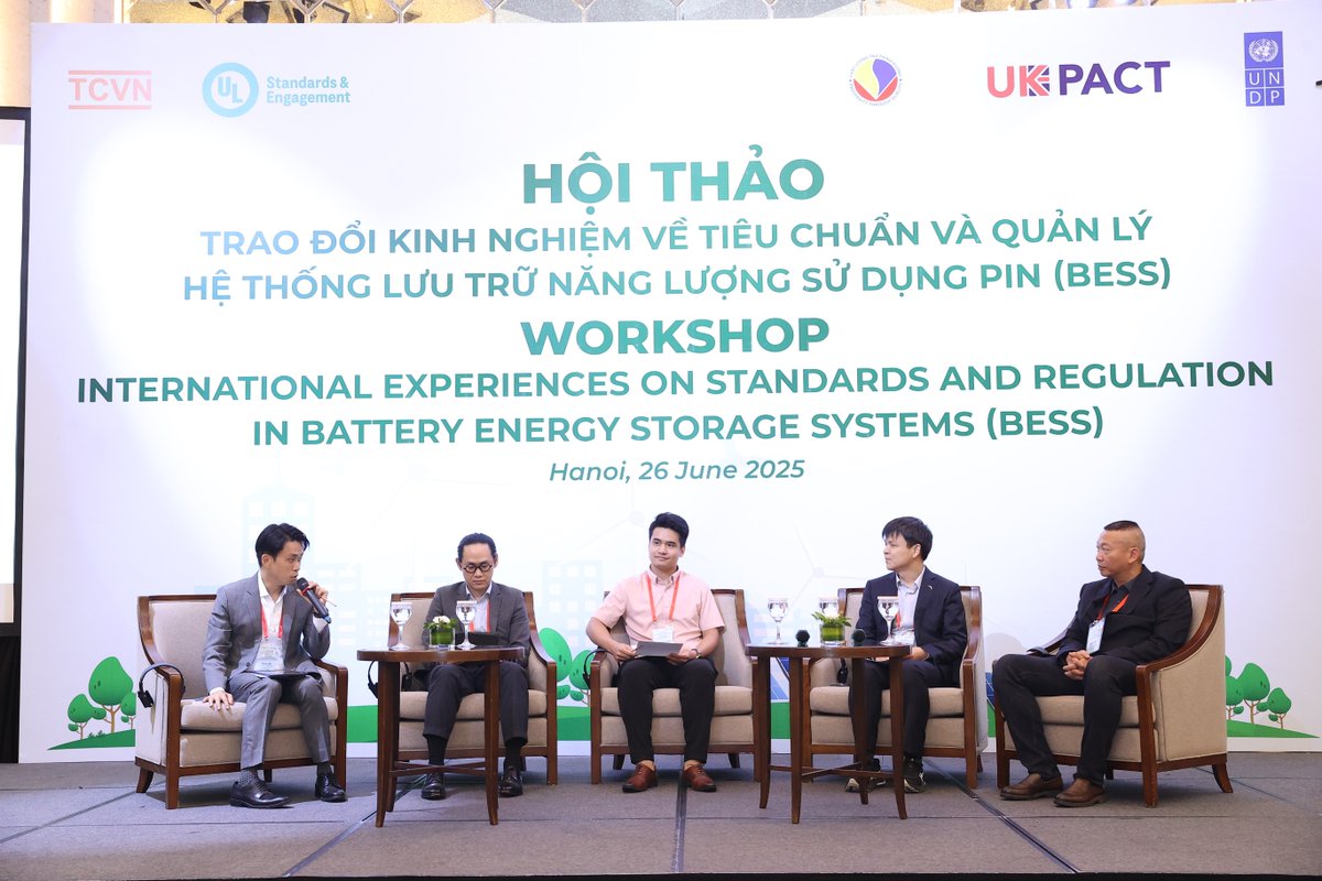 UKinVietnam's tweet image. 🇬🇧 Embassy joined a key workshop on Battery Energy Storage Systems (#BESS), supported by 🇬🇧 PACT to share international experiences on national standards and regulations for BESS, enabling greater flexibility and enhanced integration of renewable energy into 🇻🇳’s power grid.