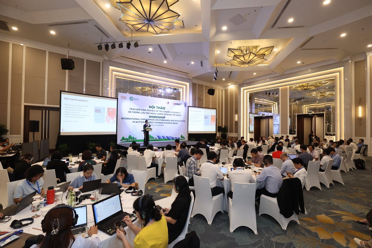 UKinVietnam's tweet image. 🇬🇧 Embassy joined a key workshop on Battery Energy Storage Systems (#BESS), supported by 🇬🇧 PACT to share international experiences on national standards and regulations for BESS, enabling greater flexibility and enhanced integration of renewable energy into 🇻🇳’s power grid.