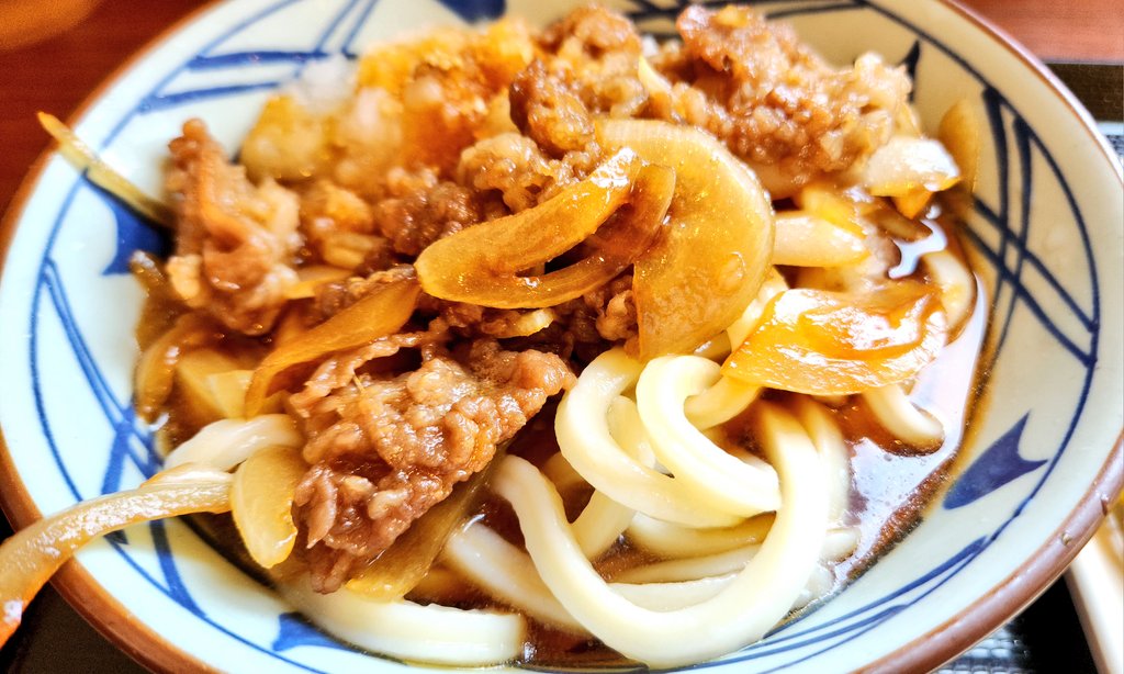 MH5X04's tweet image. お昼は鬼おろし肉ぶっかけうどんで😋
ナス天と半熟卵天も美味しそう✨
#丸亀製麺