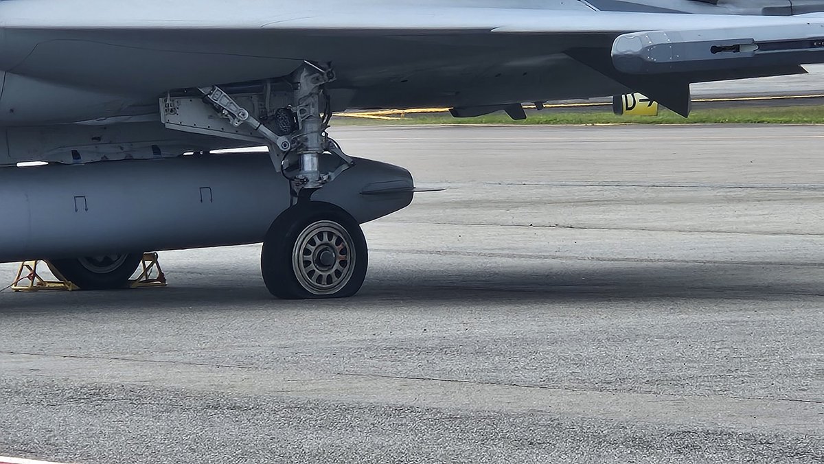 Explicación llantas Gripen:
Ambas aeronaves, llanta posterior izquierda. Sensor q mide la presión (luego del aterrizaje alcanzan máxima temperatura), disminuye presión para evitar q estallen. 
Posiblemente frenada muy fuerte por desconocimiento de pista y altura
Nada raro ni malo