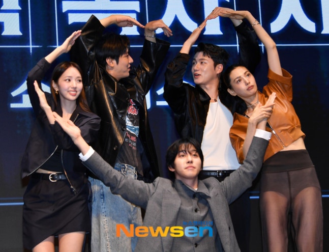Sold out stage greetings and No. 1 presale tickets among Korean movies before it's release💥🎊

thank you to all the actors and their fandom who's been here from the very beginning 👇👇👇
#OmniscientReader 
#LeeMinho #Nana
#ShinSeungHo #AhnHyoSeop
#ChaeSooBin