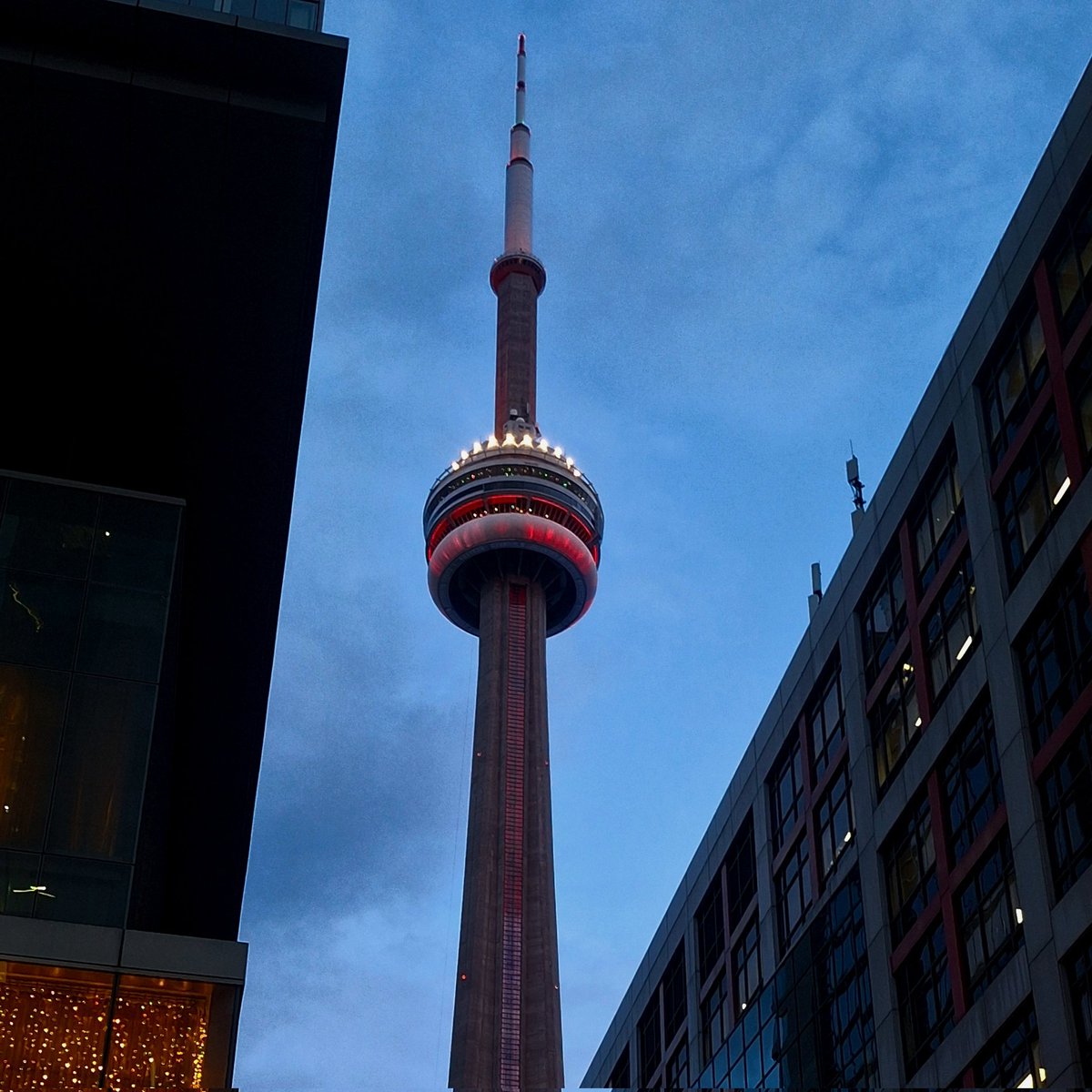 maridohozi's tweet photo. sla as vezes eu tô andando e acho que tudo isso é mentira tipo como assim eu tô em toronto véi https://t.co/BipgyZWbXu