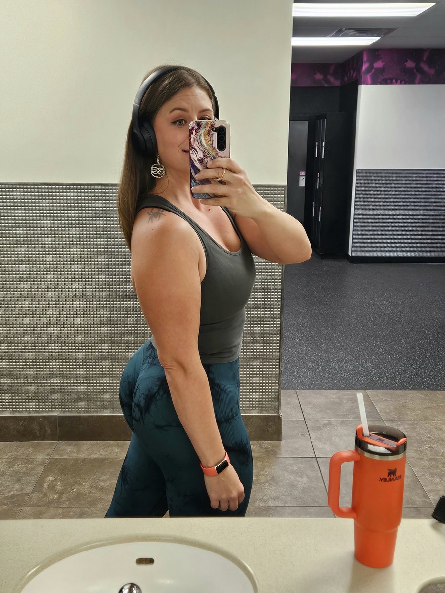 Samanthanolimit's tweet image. Hit the gym late tonight.  Repost by tomorrow for a 🎁 in dm 😜😜😜