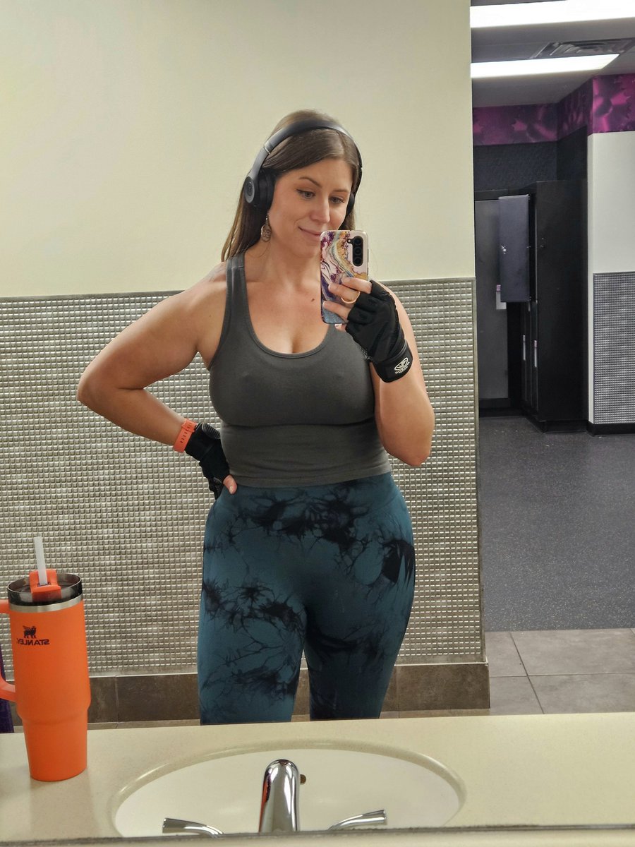 Samanthanolimit's tweet image. Hit the gym late tonight.  Repost by tomorrow for a 🎁 in dm 😜😜😜