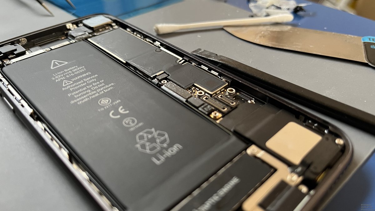 tanappe's tweet image. バッテリー交換完了。

最大容量52%(だったかな？)から100%に👍️

本体が熱くなっているのがちょっと気になる。。。

とりあえず圧着させながら充電しましょ。

#iPhone8