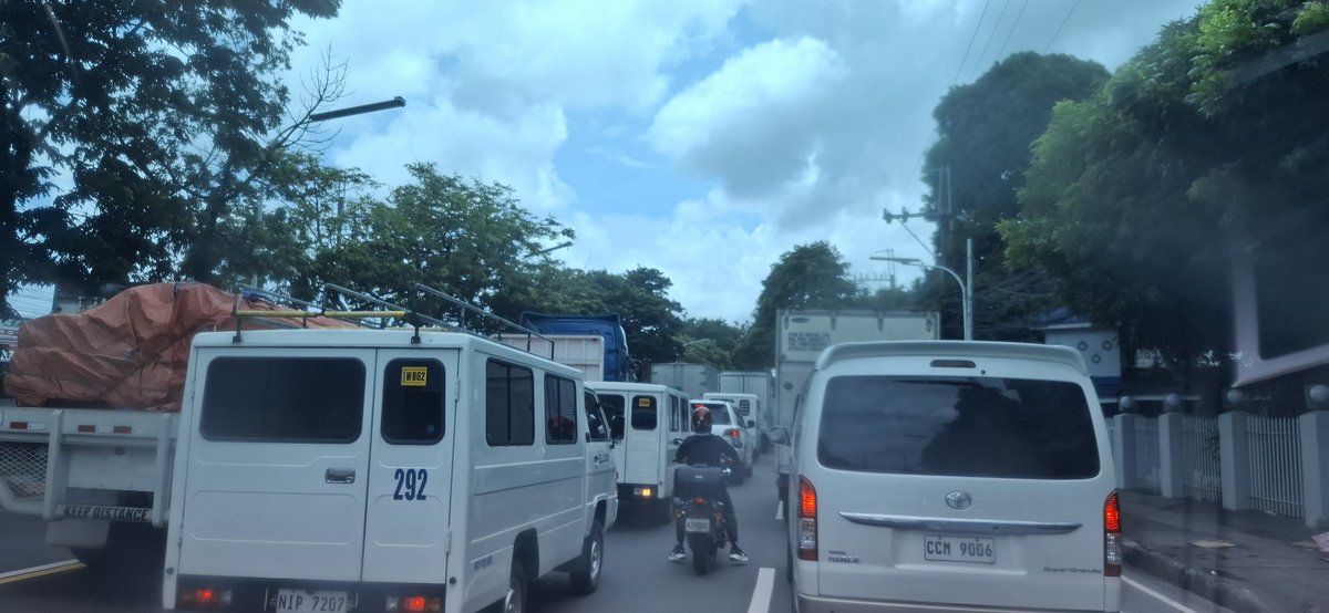 iandrinkscoffee's tweet photo. Ano meron sa Mindanao ave? Bakit standstill? @MMDA https://t.co/p05M4w2BP5