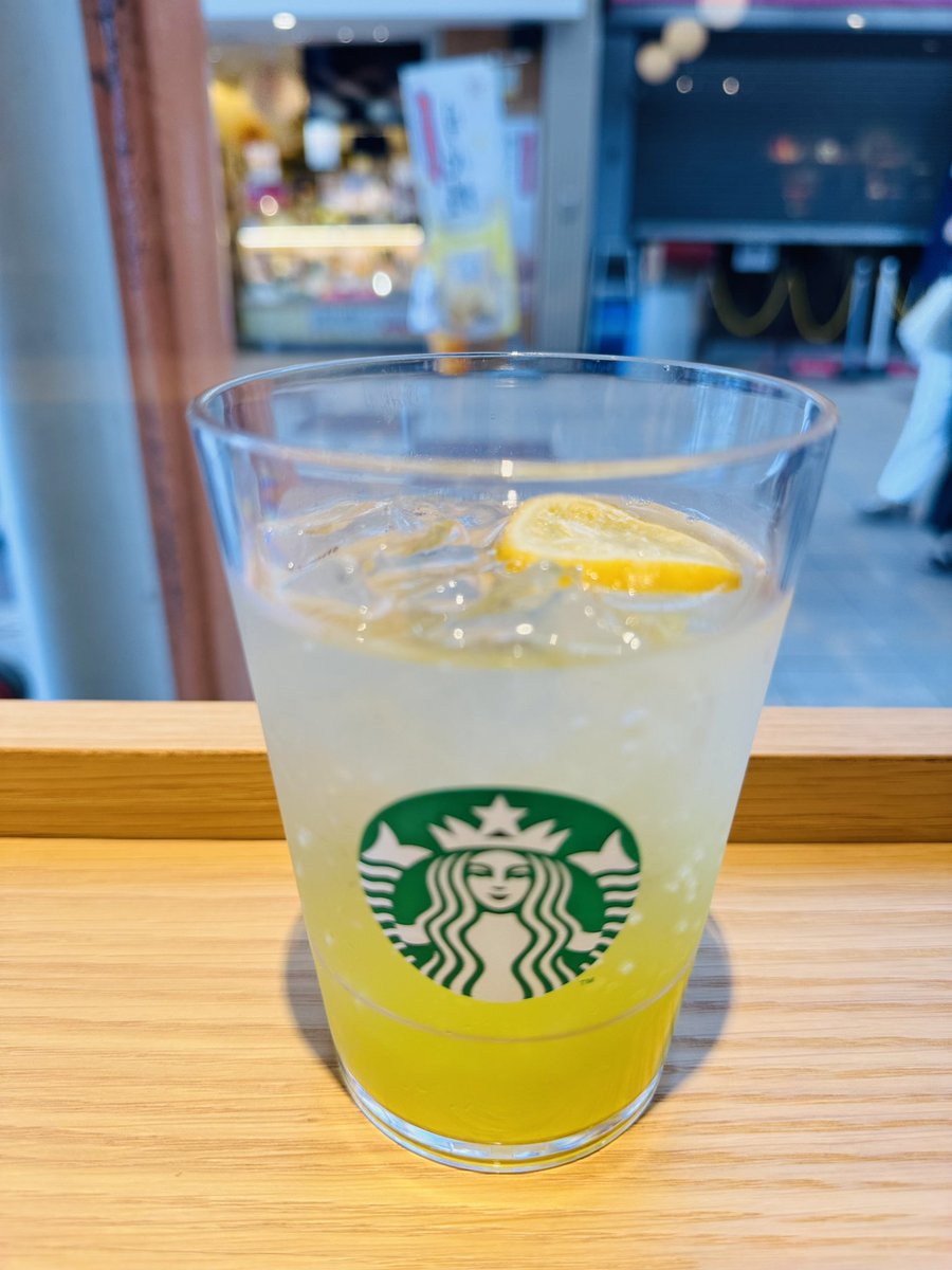 スタバ新作
チラックスソーダマスカット
カスタムなしのシンプルで！
食感も面白くて美味しかった😋
訳あってスタバは避けてたけど、やっぱり美味いな

 #スタバ新作
 #チラックスソーダマスカット