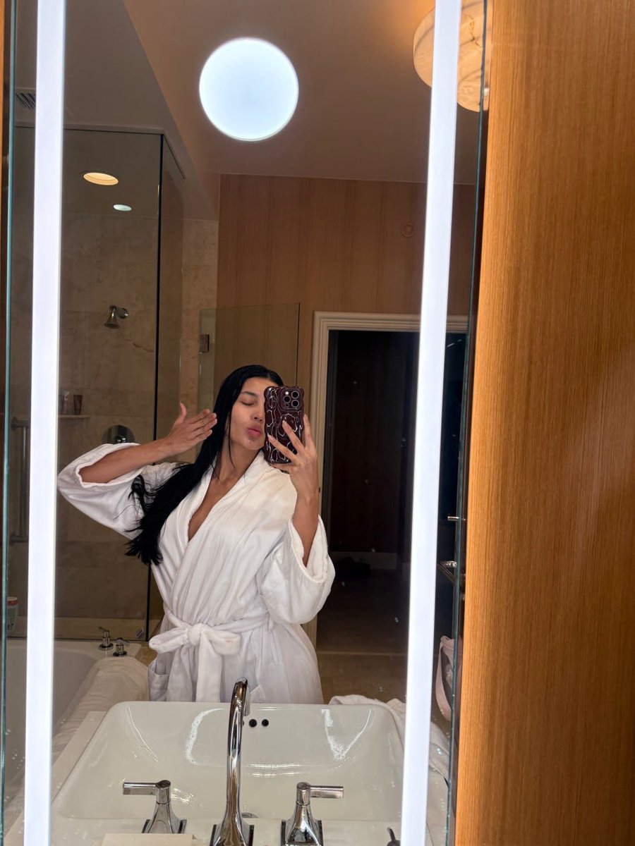 getting ready to watch something and suddenly remembered how Mr. Robot messed me up the first time
kinda craving that “what did i just watch” feeling again
netflix been dry lately tho… any recs? i just wanna relax but also overthink a little