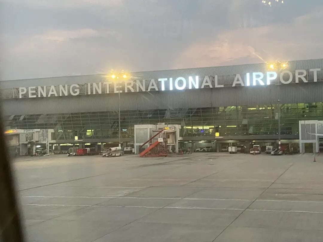 RakyatAduan's tweet image. First impression? Maintenance mana? 
@MY_Airports