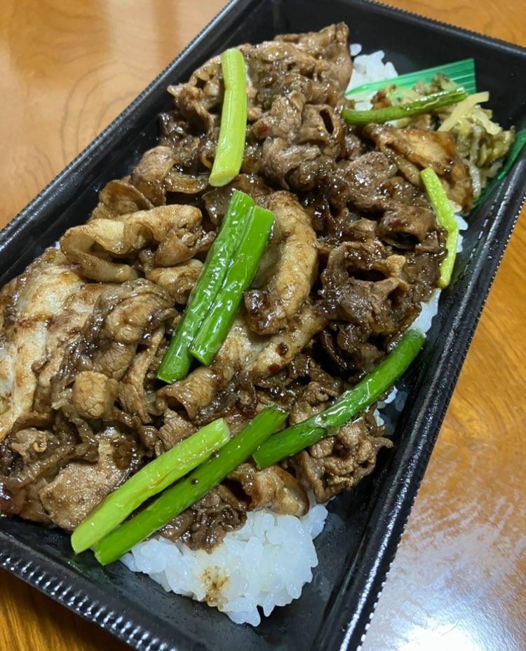 本日のお昼🕛
たまにはスタミナつけないと
ほっともっとの黒の牛豚ダブル焼肉重です
美味しかったけど油が多くて食べずらかったけど久々にお昼たべた〜って感じです
たまにはご飯物たべないといけないね
ご馳走様でした🙏😋