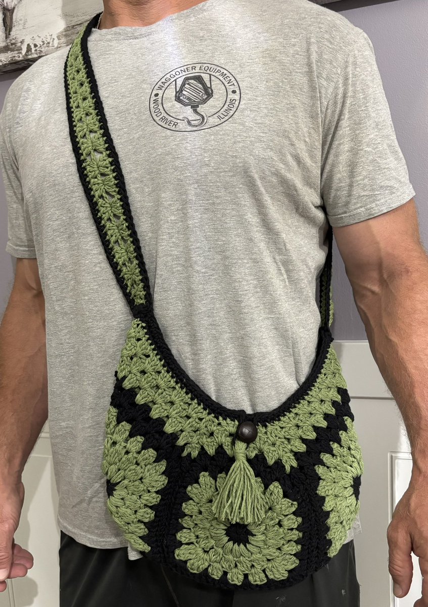 notperp's tweet image. sunflower bag 😌🌻 ignore the fact that it’s my dad wearing it for a pic to show how it lays lmfaoo