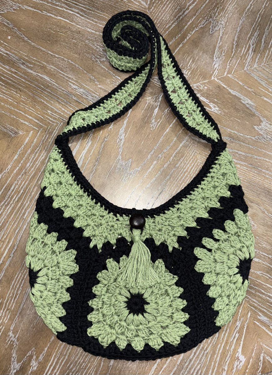 notperp's tweet image. sunflower bag 😌🌻 ignore the fact that it’s my dad wearing it for a pic to show how it lays lmfaoo