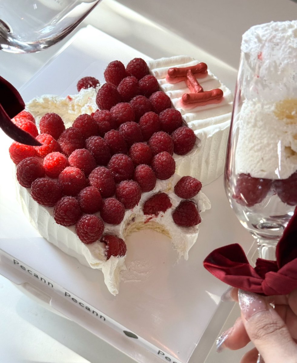 Hamkdy_'s tweet photo. ร้าน pecann เค้กอร่อยมากๆๆๆๆๆทุกอย่าง พี่เข้าใจน้องไทยㅠㅠ พี่สั่งมากินวันเกิด วาเลนไทน์ คริสต์มาส เกิดอยากกิน อร่อยทุกก้อน https://t.co/fBziabpEFB