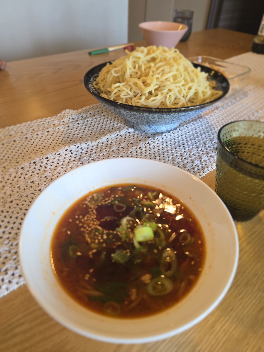 ピリ辛で、甘くて、酸っぱくて。
クセになるのに飽きがこない。

──まるで、会えば会うほど離れられない誰か。
#つけ麺は哲学 #大勝軒インスパイア