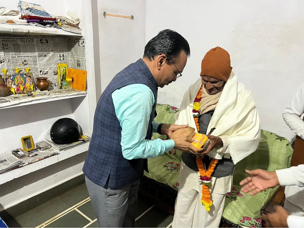 गुरुर्ब्रह्मा गुरुर्विष्णुः गुरुर्देवो महेश्वरः, गुरुः साक्षात् परब्रह्म तस्मै श्री गुरवे नमः।
                गुरु पूर्णिमा की हार्दिक शुभकामनाएं🙏🙏